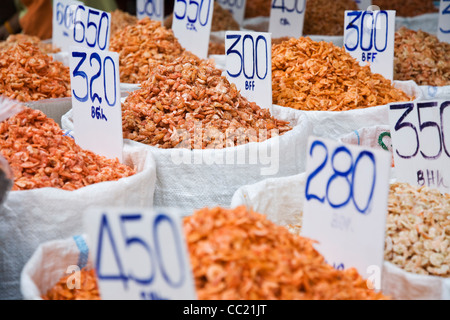 Haufen von getrockneten Shrimps in einem Markt. Chinatown, Bangkok, Thailand Stockfoto