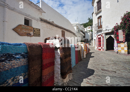 Decke-Verkauf an der Straße von Pampaneira Dorf in Las Alpujarras Stockfoto