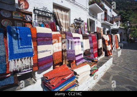 Teppich und Decke Verkauf an der Straße von Pampaneira Dorf in Las Alpujarras Stockfoto