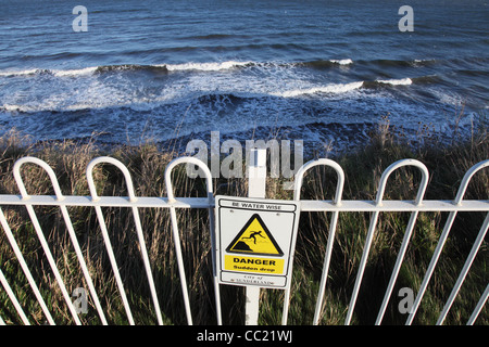 Unterzeichnen Sie oder beachten Sie Gefahr plötzlichen Tropfen, Wasser weiser, über Klippen Roker Nordostengland, UK Stockfoto
