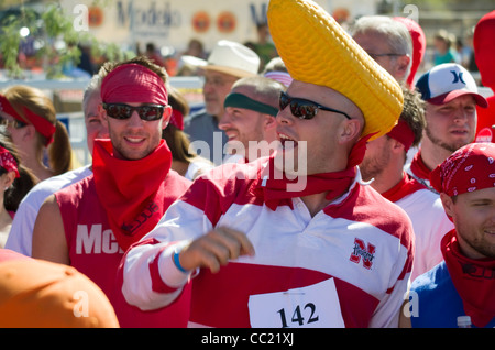 Teilnehmer an einem "Running mit den Bulls" Veranstaltung in Cave Creek, Arizona, in der Nähe von Phoenix, Arizona, USA Stockfoto