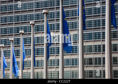 Flaggen der Europäischen Union in der Nähe von Europäische Kommission Gebäude Stockfoto