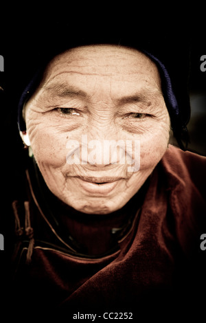 Porträt von einem traditionellen Bai Tribeswoman Shaping Montag Markt in der Nähe von Dali in Yunnan, Südwestchina. Stockfoto