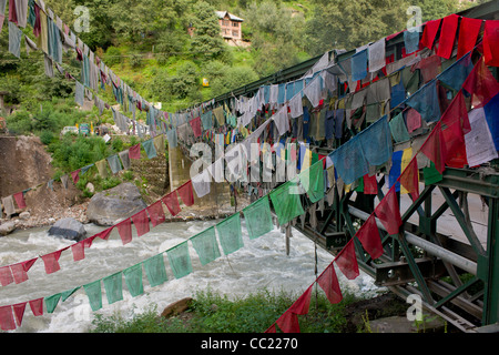 Buddhistische Gebetsfahnen auf einer Brücke über Beas River, Manali, Himachal Pradesh, Indien Stockfoto