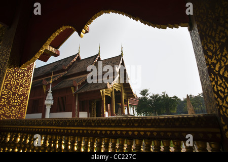 Blick durch Tempel Portikus, der Ubosot im Wat Phra Singh, Chiang Mai, Chiang Mai, Thailand Stockfoto