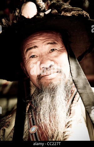 Porträt einer Dongba, ein heiliger Mann der Naxi in Dayan, Altstadt von Lijiang in der Provinz Yunnan, Südwestchina. Stockfoto