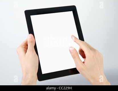 Mannhände halten und Punkt auf elektronische Tablet-pc mit leeren Bildschirm. Stockfoto