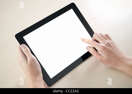 Frau Hände halten und Punkt auf elektronische Tablet-pc mit leeren Bildschirm. Stockfoto