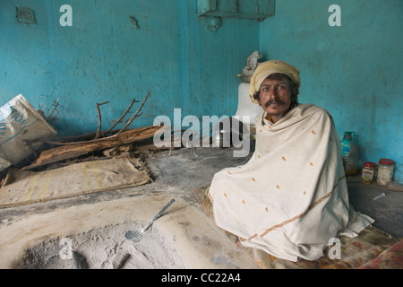 Sadhu eingewickelt in eine Decke in einem Ashram am Vashisht Tempel, Manali, Himachal Pradesh, Indien Stockfoto