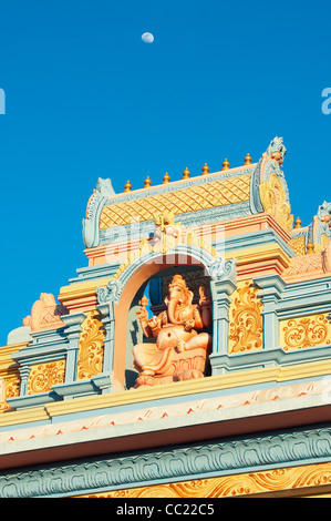 Hindu-Gottheit Lord Ganesha auf einen bemalten Bogen gegen blauen Himmel und der Mond. Puttaparthi, Andhra Pradesh, Indien Stockfoto