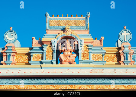 Hindu-Gottheit Lord Ganesha auf einen bemalten Bogen gegen blauen Himmel. Puttaparthi, Andhra Pradesh, Indien Stockfoto