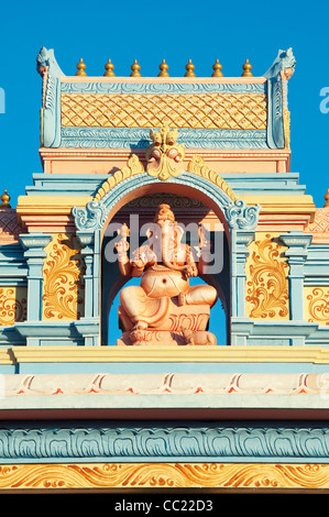 Hindu-Gottheit Lord Ganesha auf einen bemalten Bogen gegen blauen Himmel. Puttaparthi, Andhra Pradesh, Indien Stockfoto