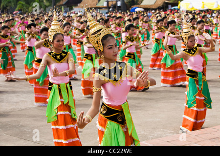 Sukhothai Tänzer während des Festes des Loi Krathong.  Sukhothai Historical Park, Sukhothai, Sukhothai, Thailand Stockfoto