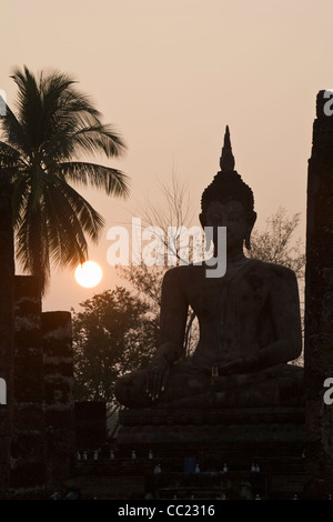 Die Sonne geht hinter den Ruinen von Wihaan (Temple Hall) im Wat Mahathat.  Sukhothai Historical Park, Sukhothai, Sukhothai, Tha Stockfoto