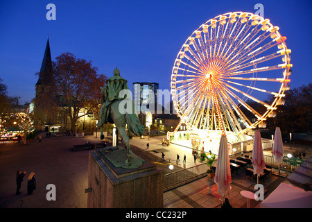 Weihnachtsmarkt, Riesenrad im Stadt Zentrum von Essen, Deutschland, Europa. Stockfoto