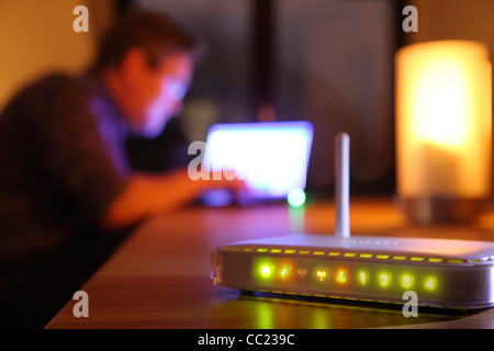 WLAN-Router, eine eingehende Breitband Verbindung an mehrere Computer zu verteilen. Stockfoto