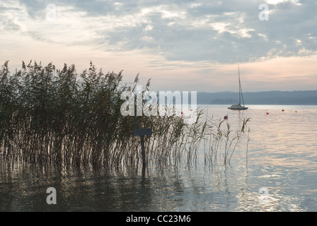 Niedrigen Licht Landschaft mit Booten am Starnberger See, Deutschland Stockfoto