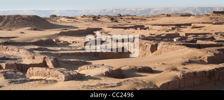 Panorama-Aufnahme von Ain Asil, bekannt als Quelle des Ursprungs, ein altes Königreich Siedlung Dakhla Oase, Ägypten Stockfoto