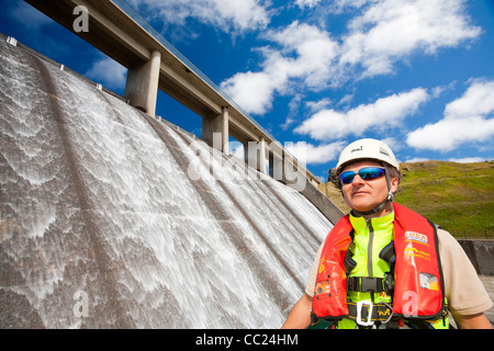 Gathega Damm Wasserversorgung Guthega Power Kraftwerk im Rahmen der schneebedeckten Berge hydro Systems, Stockfoto