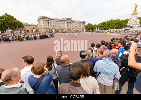 Die Wachablösung am Buckingham Palace, London, England. Stockfoto