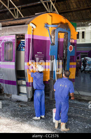 Reinigung der Züge im Huamlamphong Railway Station Bangkok Stockfoto