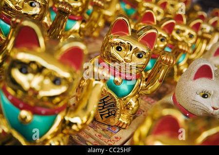 Eine "freundliche Katze" (auch bekannt als Maneki Neko) - ist beliebt in chinesischen und japanischen Kultur als ein Symbol des Glücks. Ch Stockfoto