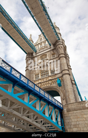 Ein Blick auf die Tower Bridge aus der Themse. Stockfoto