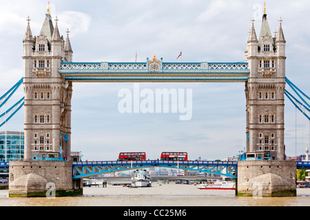 Kreuzfahrt Schiffe, die Touristen auf eine Fahrt auf der Themse und Doppeldecker-Busse, die Tower Bridge überqueren. Stockfoto