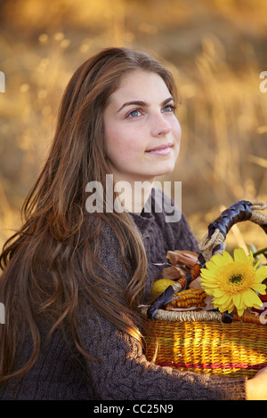 Schöne 20 Jahre alte Frau ein Herbsttag im Freien zu genießen. Stockfoto