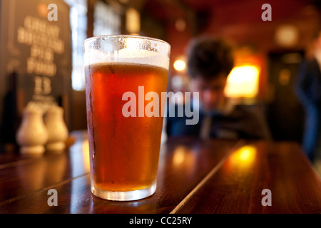 Junger Mann, ein Bier in einem Londoner Pub genießen. Stockfoto