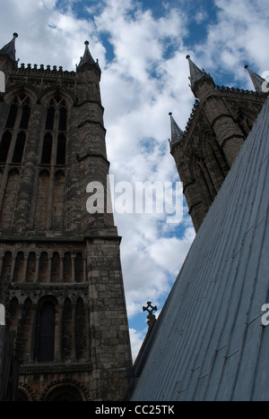 Führen Sie Dach des Kirchenschiffs der Kathedrale von Lincoln mit Front Westtürmen im Hintergrund Stockfoto