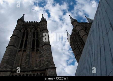 Führen Sie Dach des Kirchenschiffs der Kathedrale von Lincoln mit Front Westtürmen im Hintergrund Stockfoto