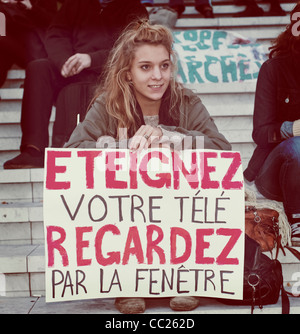 Paris, Frankreich, Demonstration „Occupy La Défense“ (Solidarität mit Occupy W-All Street Movement), französischer Teen mit Protestzeichen, (Instagram) „Schalten Sie Ihren Fernseher aus und schauen Sie aus dem Fenster“ Stockfoto