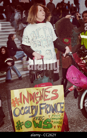 Paris, Frankreich, "La Défense zu besetzen" Demonstration, ältere Frau mit Schild, (Instagram) Stockfoto