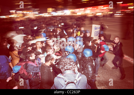 Paris, Frankreich, Occupy La Dé-Fense Demonstration, das Lager wurde von der französischen Polizei der Riot, C.R.S., (Instagram) gewalttätige Demonstration vertrieben Stockfoto