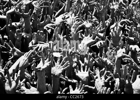 Skulptur von ein Meer von Händen am Standort Wat Rong Khun Chang Rai, Thailand (Farbversion erhältlich bei CC267G) Stockfoto