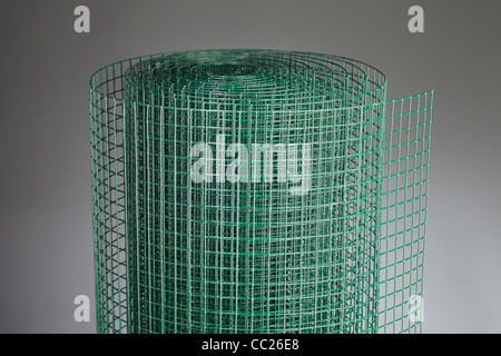 Beschichtet, grün metallic Drahtgeflecht verwendet bei der Gartenarbeit durch Pflanzen von Tieren zu schützen. Stockfoto