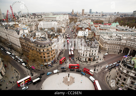 Ein Blick nach unten Whitehall, London. zeigen Big Ben, den Houses of Parliament, das London Eye und Westminster Abbey, in der Ferne. Stockfoto