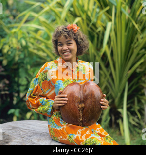 Junge kreolische Frau mit einer Coco de Mer Nuss, Praslin Insel, Seychellen Inseln, Ostafrika, Stockfoto