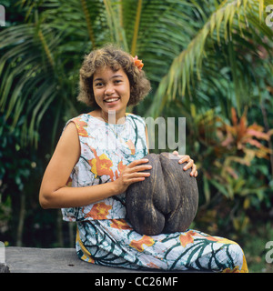 Junge Creole Frau mit einer Coco de Mer Mutter, Insel Praslin, Seychellen, Afrika Stockfoto