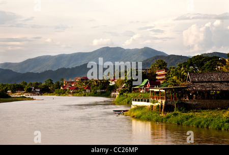 Sonnenuntergang über dem Mekong in Vang Vieng, Laos Stockfoto