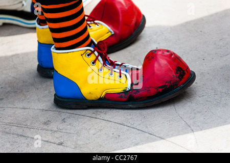 Ein Clown trägt übergroße mehrfarbig Schuhe während der Clown-Kongress in San Salvador, El Salvador. Stockfoto