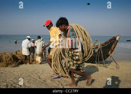 Fotografie von Roy Riley Fischer Casting ihre Netze am Strand von Kovalam in Kerala, Indien Stockfoto