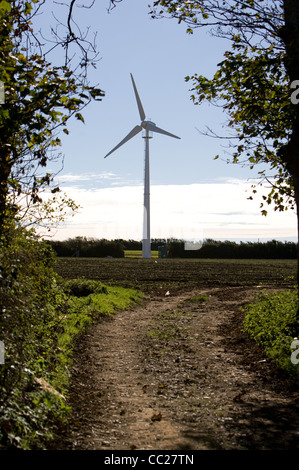 Ein einsamer Windkraftanlage Silhouette gegen einen blauen Himmel Stockfoto