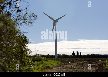 Ein einsamer Windkraftanlage Silhouette gegen einen blauen Himmel Stockfoto