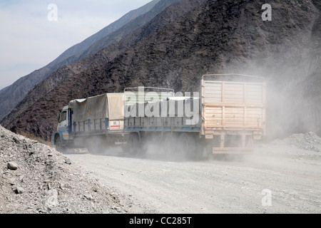 Lokale LKW-fahren auf staubigen Schotterweg in die Quebrada del Toro, Provinz Salta, Argentinien Stockfoto