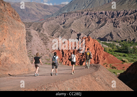 Touristen, die zu Fuß auf dem Wanderweg rund um das Dorf Purmamarca, Provinz Jujuy, Argentinien Stockfoto