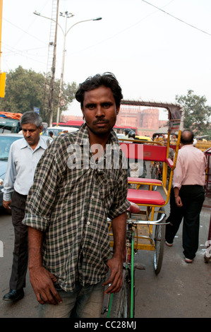 Zyklus-Rikscha-Fahrer posiert auf Chandni Chowk, Alt-Delhi, Indien Stockfoto