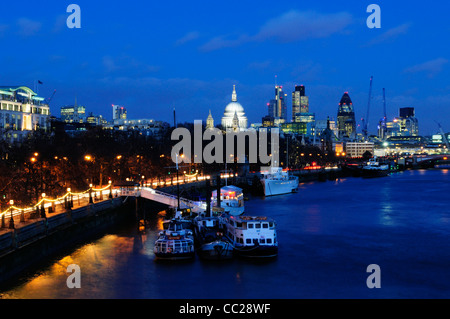 Blick von der Waterloo Bridge in Richtung St. Pauls Cathedral, London, England, UK Stockfoto