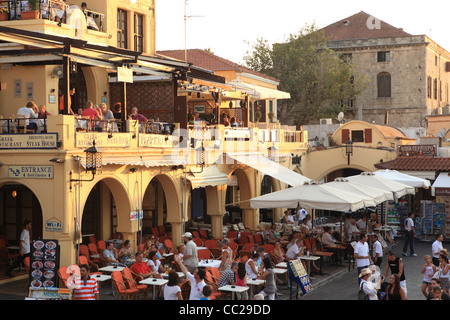 Straßencafés und Restaurants auf Hippokrates Platz in Rhodos Altstadt auf Rhodos im Dodekanes, Griechenland, Europa Stockfoto